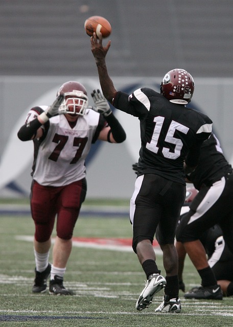 撕破脸！本泽马公开嘲讽C罗：历史最佳？那是他一厢情.